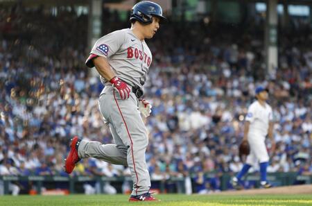 　２回、今永（右奥）から右前打を放った吉田（共同）