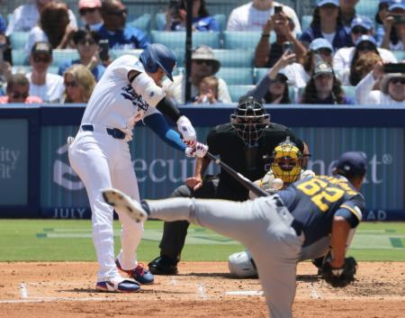 　ブルワーズ戦の３回、３４号２ランを放つドジャース・大谷。投手キンタナ＝ロサンゼルス（共同）