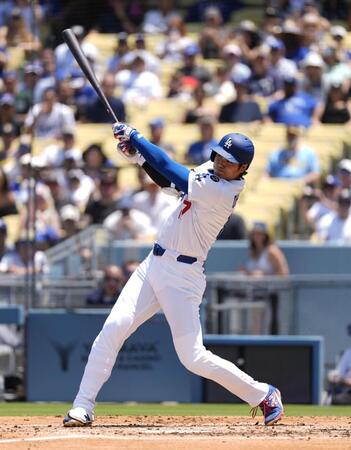 　ブルワーズ戦の３回、３４号２ランを放つドジャース・大谷（共同）