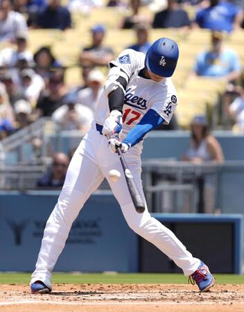 　ブルワーズ戦の３回、３４号２ランを放つ大谷（共同）