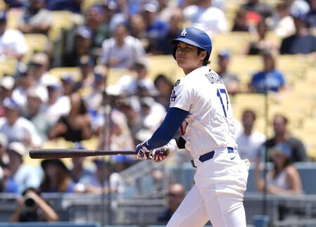 　ブルワーズ戦の３回、３４号２ランを放つ大谷（共同）