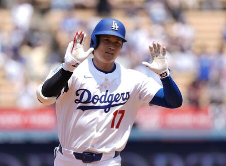 　ブルワーズ戦の３回、３４号２ランを放ち塁を回る大谷（共同）