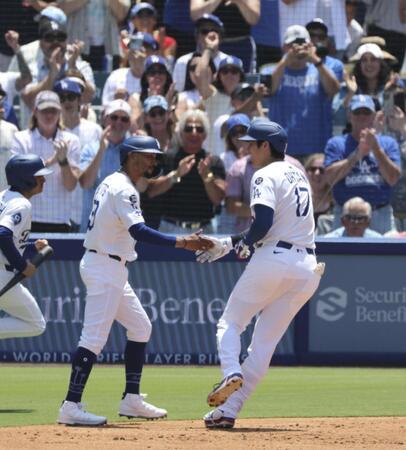 　ブルワーズ戦の３回、３４号２ランを放ちベッツ（左）に迎えられる大谷（共同）