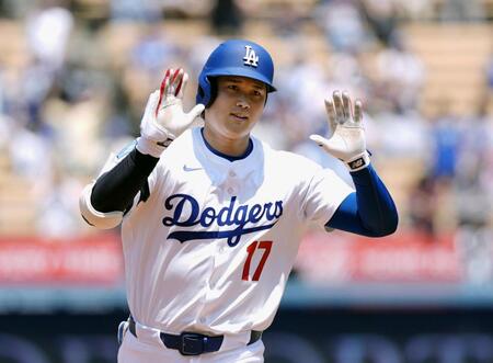 　ブルワーズ戦の３回、３４号２ランを放ち塁を回るドジャース・大谷（共同）
