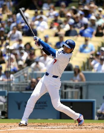 　ブルワーズ戦の３回、３４号２ランを放つドジャース・大谷＝ロサンゼルス（共同）