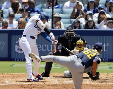 　ブルワーズ戦の３回、３４号２ランを放つドジャース・大谷。投手キンタナ（共同）