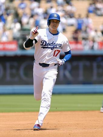 　ブルワーズ戦の３回、３４号２ランを放ち塁を回るドジャース・大谷（共同）