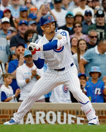 　レッドソックス戦の５回、四球を選ぶカブス・鈴木＝シカゴ（共同）