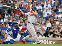 　２回、右前打を放つ吉田