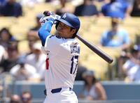 　ブルワーズ戦の３回、３４号２ランを放つ大谷（共同）