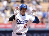 　ブルワーズ戦の３回、３４号２ランを放ち塁を回る大谷（共同）