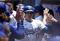 　ブルワーズ戦の３回、３４号２ランを放ちベンチで迎えられる大谷（共同）