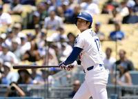 　ブルワーズ戦の３回、３４号２ランを放つドジャース・大谷（共同）