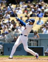 　ブルワーズ戦の３回、３４号２ランを放つドジャース・大谷＝ロサンゼルス（共同）