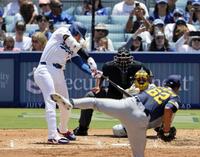 　ブルワーズ戦の３回、３４号２ランを放つドジャース・大谷。投手キンタナ（共同）