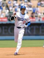 　ブルワーズ戦の３回、３４号２ランを放ち塁を回るドジャース・大谷（共同）