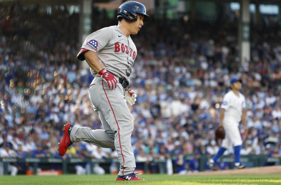 　２回、今永（右奥）から右前打を放った吉田（共同）