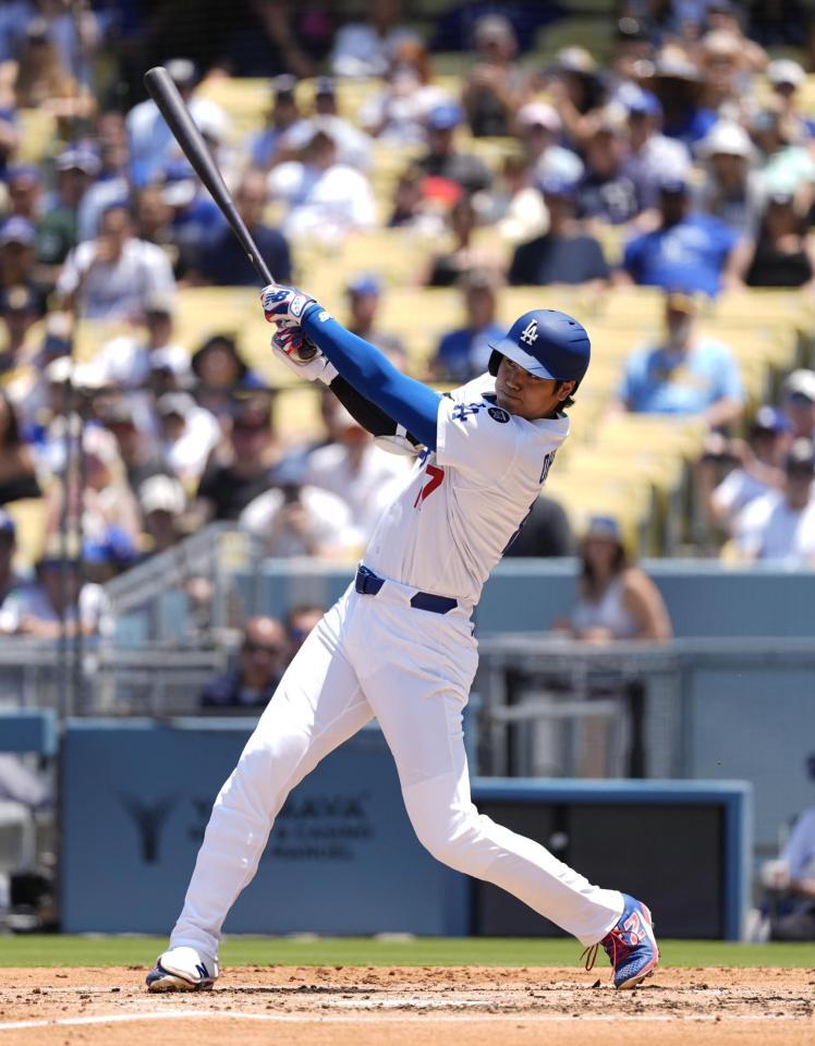 　ブルワーズ戦の３回、３４号２ランを放つドジャース・大谷（共同）