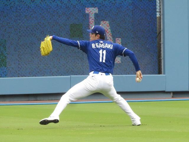 　ブルペンに入る前にキャッチボールをする佐々木（撮影・小林信行）