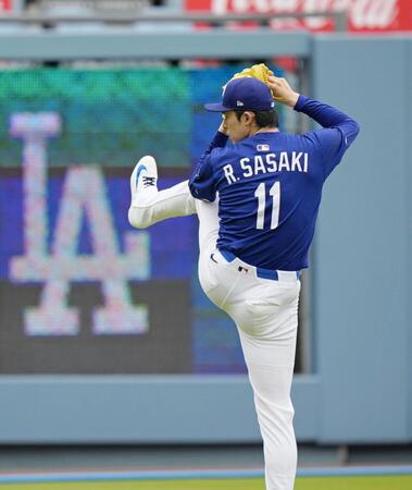 　キャッチボールする佐々木（共同）