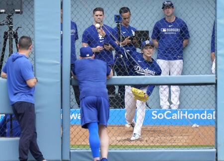 　ブルペンで投球練習する佐々木（共同）