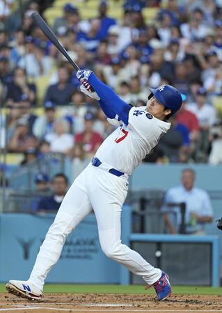 　ツインズ戦の１回、３５号２ランを放つドジャース・大谷（提供・共同通信社）