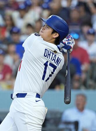 　ツインズ戦の１回、３試合連続本塁打となる３５号２ランを放つドジャース・大谷（共同）