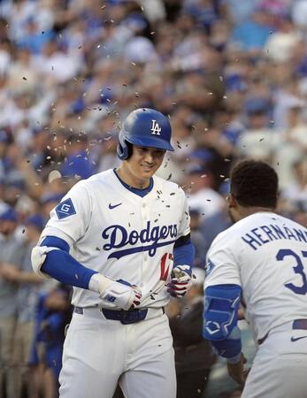 　ツインズ戦の１回、３５号２ランを放ち、祝福されるドジャース・大谷（共同）