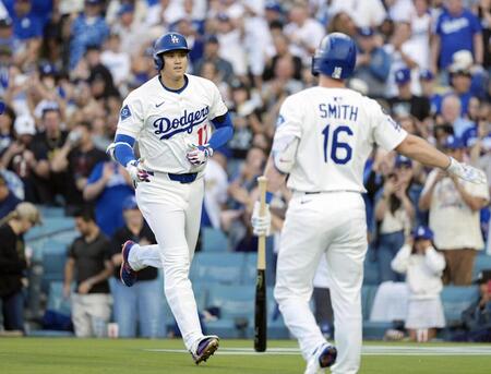 　ツインズ戦の１回、３５号２ランを放ち、迎えられるドジャース・大谷（共同）