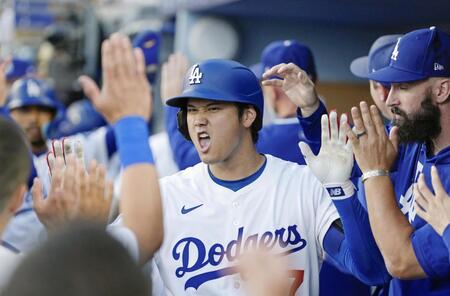 　ツインズ戦の１回、35号２ランを放ち、ベンチで迎えられるドジャース・大谷（共同）