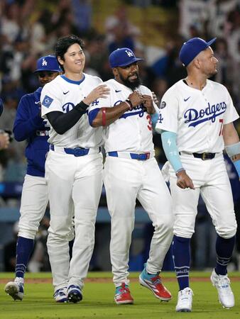 　ツインズに勝利し、チームメートと喜ぶドジャース・大谷（左から２人目）＝共同