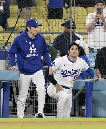 　ツインズに勝利し、ベンチを出るドジャース・大谷。左は佐々木（共同）