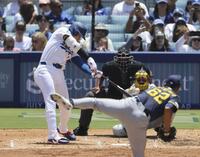 　３回、３４号２ランを放つ大谷。投手キンタナ（提供・共同通信社）