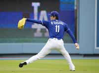 　キャッチボールする佐々木（共同）