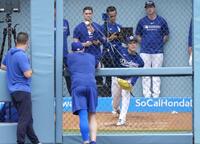 　ブルペンで投球練習する佐々木（共同）