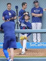 　ブルペンで投球練習する佐々木（共同）