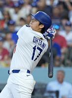 　ツインズ戦の１回、３試合連続本塁打となる３５号２ランを放つドジャース・大谷（共同）