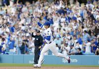 　ツインズ戦の１回、３５号２ランを放ち、塁を回るドジャース・大谷（共同）