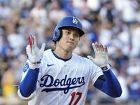 　ツインズ戦の１回、３５号２ランを放ち、塁を回るドジャース・大谷（共同）