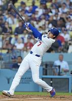 　ツインズ戦の１回、３５号２ランを放つドジャース・大谷（提供・共同通信社）