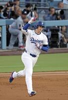 　ツインズ戦の１回、35号２ランを放ち塁を回るドジャース・大谷（共同）