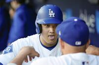 　ツインズ戦の１回、35号２ランを放ち、ベンチで迎えられるドジャース・大谷（共同）