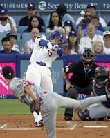 　ツインズ戦の１回、３５号２ランを放つドジャース・大谷（共同）