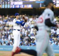 　ツインズ戦の１回、バクストン（手前）に先頭打者本塁打を許したドジャース・大谷（共同）