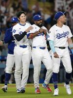 　ツインズに勝利し、チームメートと喜ぶドジャース・大谷（左から２人目）＝共同