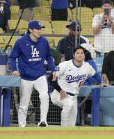 　ツインズに勝利し、ベンチを出るドジャース・大谷。左は佐々木（共同）