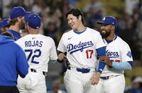 　ツインズに勝利し、笑顔のドジャース・大谷（１７）＝共同