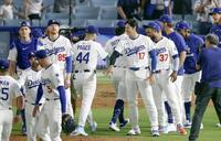 　ツインズに勝利し、チームメートを迎えるドジャース・大谷（１７）＝共同