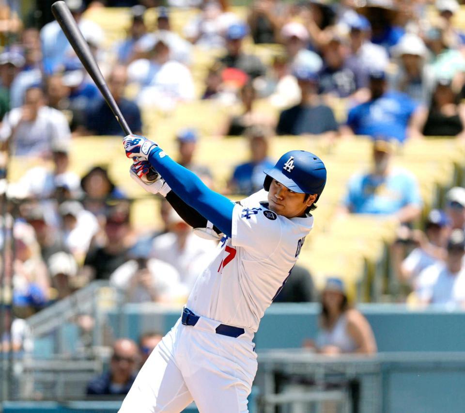 　３回、３４号２ランを放つドジャース・大谷（共同）