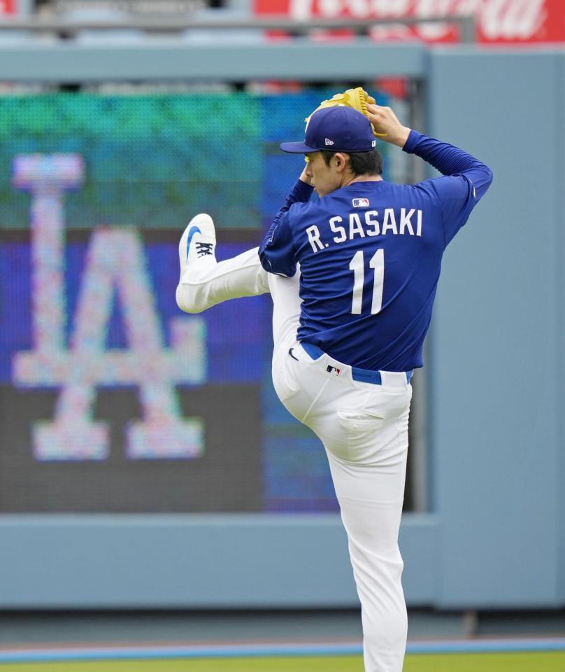 　キャッチボールする佐々木（共同）